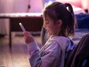 Ragazza adolescente usa lo smartphone, tema ADHD e uso del telefono