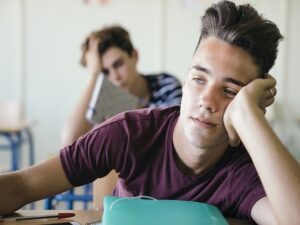 Adolescente con difficoltà di attenzione durante una lezione, possibile segnale di ADHD